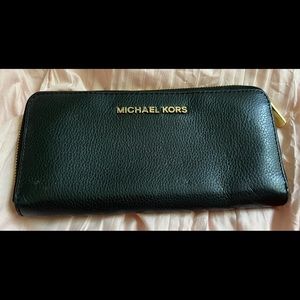 🎈PRICE LOWERED🎈Authentic Michael Kors Large Wallet